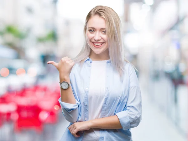 Jovem Loira Sobre Fundo Isolado Sorrindo Com Rosto Feliz Olhando — Fotografia de Stock