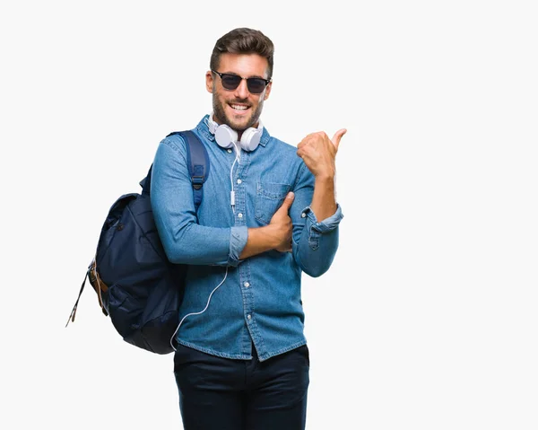 Mladý Pohledný Turistický Muž Nosit Sluchátka Batoh Izolované Pozadí Usmívající — Stock fotografie