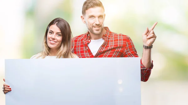 Pareja Joven Junta Sosteniendo Pancarta Blanco Sobre Fondo Aislado Muy —  Fotos de Stock