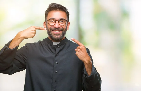 Adulto Hispânico Padre Católico Homem Sobre Fundo Isolado Sorrindo Confiante — Fotografia de Stock