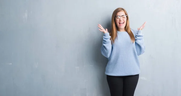 Junge Erwachsene Frau Über Grauer Grunge Wand Mit Brille Die — Stockfoto