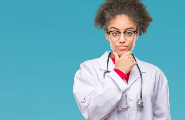 Junge Afroamerikanische Ärztin Mit Isoliertem Hintergrund Die Selbstbewusst Die Kamera — Stockfoto