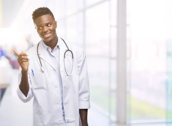 Молодой Африканский Американец Пальто Доктора Счастлив Указывая Рукой Пальцем Сторону — стоковое фото
