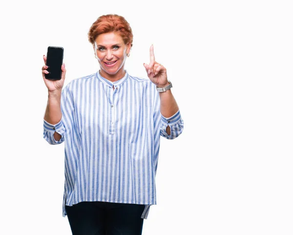 Atrractive Üst Düzey Beyaz Kızıl Saçlı Kadın Gösteren Smartphone Izole — Stok fotoğraf