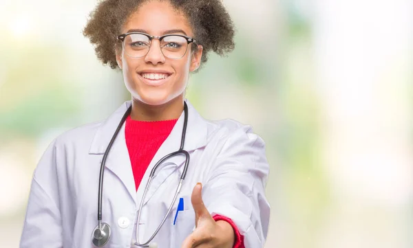 Junge Afroamerikanische Ärztin Mit Isoliertem Hintergrund Freundlich Lächelnd Und Handschlag — Stockfoto