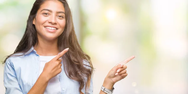 Jonge Mooie Arabische Vrouw Geïsoleerde Achtergrond Glimlachen Kijken Naar Camera — Stockfoto