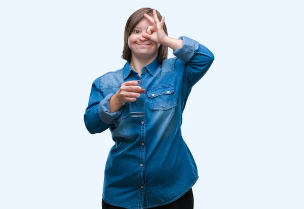Mladé Dospělé Ženy Pitnou Vodou Izolované Pozadí Šťastný Obličej Úsměvem — Stock fotografie