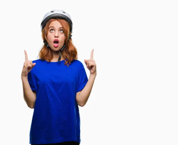 Jovem Mulher Bonita Vestindo Capacete Ciclista Sobre Fundo Isolado Espantado — Fotografia de Stock