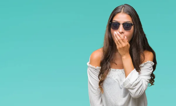 Junge Schöne Arabische Frau Mit Sonnenbrille Über Isoliertem Hintergrund Schockiert — Stockfoto