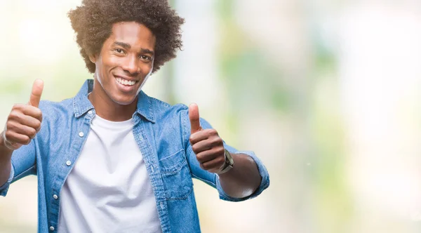 Homem Afro Americano Sobre Fundo Isolado Aprovando Fazer Gesto Positivo — Fotografia de Stock