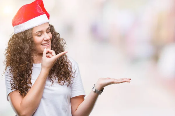 Jeune Fille Brune Portant Chapeau Noël Sur Fond Isolé Étonné — Photo