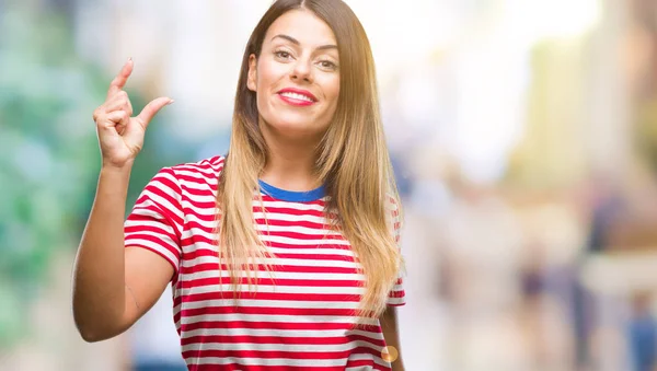 Mujer Hermosa Joven Mirada Casual Sobre Fondo Aislado Sonriente Seguro —  Fotos de Stock