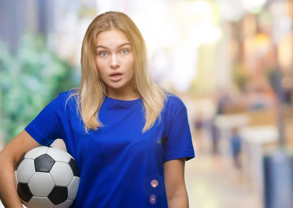 Junge Kaukasische Frau Hält Fußball Über Isoliertem Hintergrund Erschrocken Mit — Stockfoto