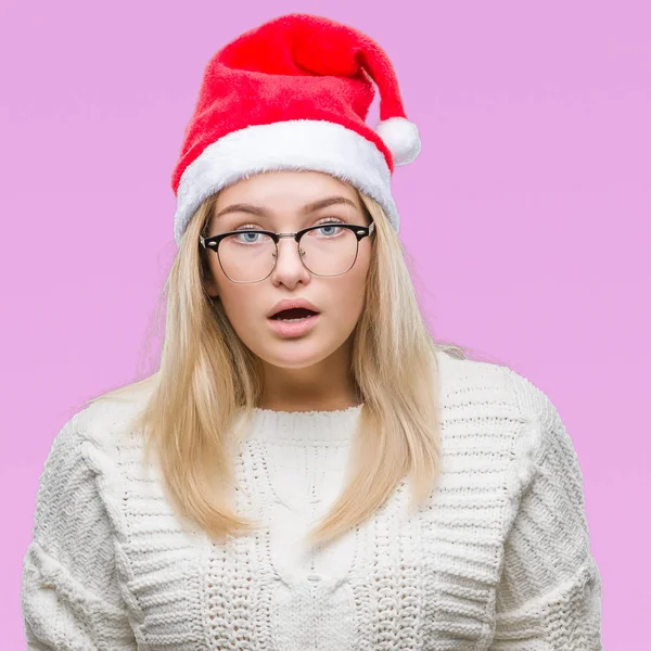 Junge Kaukasische Frau Mit Weihnachtsmütze Über Isoliertem Hintergrund Ängstlich Und — Stockfoto