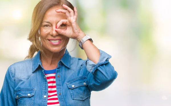Orta Yaş Üst Düzey Spanyol Kadın Gülümsüyor Parmakları Ile Mutlu — Stok fotoğraf