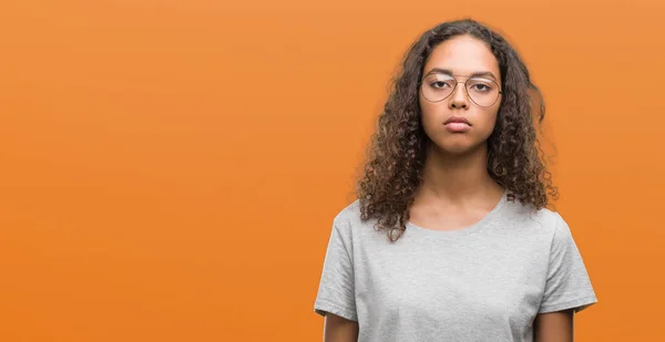 Mulher Hispânica Jovem Bonita Usando Óculos Com Expressão Séria Rosto — Fotografia de Stock