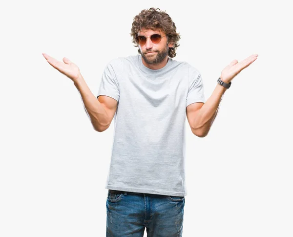 Knappe Spaanse Model Man Dragen Van Een Zonnebril Geïsoleerde Achtergrond — Stockfoto