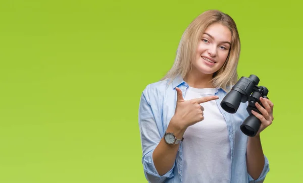 Joven Mujer Caucásica Sosteniendo Binoculares Sobre Fondo Aislado Muy Feliz — Foto de Stock