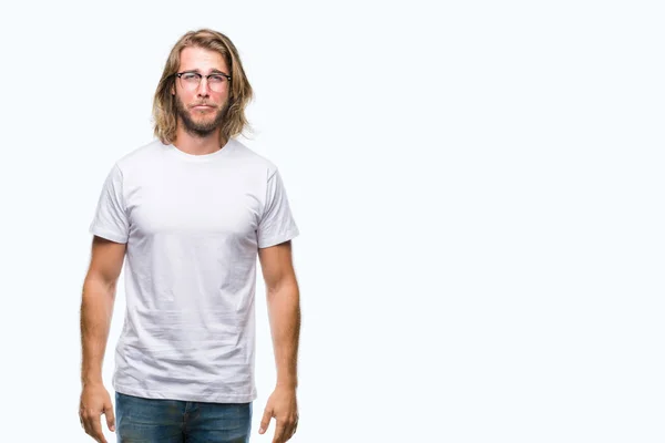 Joven Hombre Guapo Con Pelo Largo Con Gafas Sobre Fondo — Foto de Stock