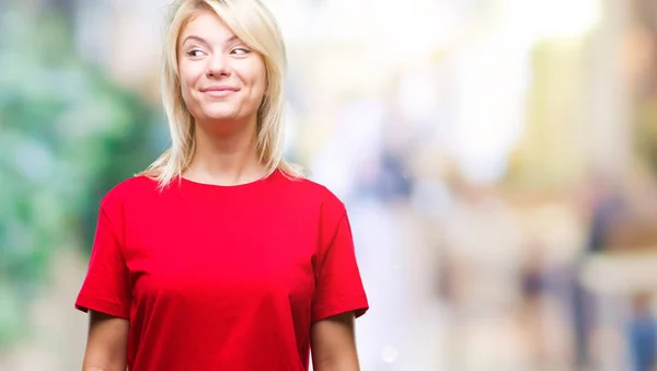 Jonge Mooie Blonde Vrouw Met Rode Shirt Geïsoleerde Achtergrond Glimlachend — Stockfoto