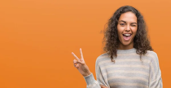 Mulher Hispânica Jovem Bonita Vestindo Listras Camisola Sorrindo Com Rosto — Fotografia de Stock