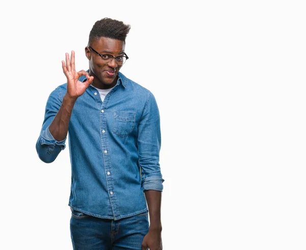 年轻的非洲裔美国人在孤立的背景微笑积极做 标志与手和手指 成功表达式 — 图库照片