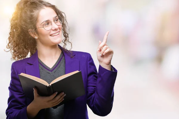Νεαρός Φοιτητής Μελαχρινή Κοπέλα Φορώντας Σχολείο Ομοιόμορφη Διαβάζοντας Ένα Βιβλίο — Φωτογραφία Αρχείου