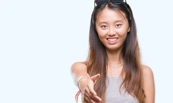 Jonge Aziatische Vrouw Dragen Van Een Zonnebril Geïsoleerde Achtergrond Lachende — Stockfoto