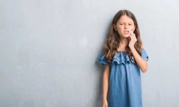 Jeune Enfant Hispanique Sur Mur Gris Grunge Touchant Bouche Avec — Photo