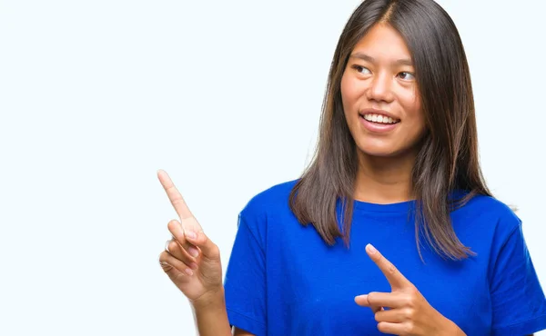 Joven Mujer Asiática Sobre Fondo Aislado Sonriendo Mirando Cámara Apuntando —  Fotos de Stock