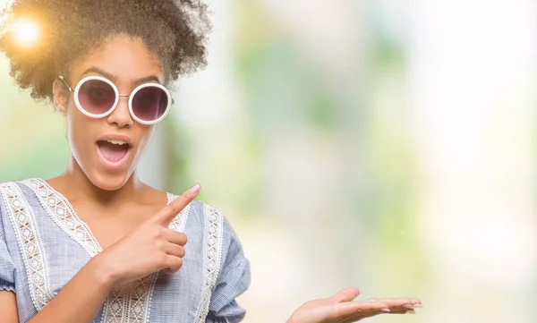 Joven Mujer Afroamericana Con Gafas Sobre Fondo Aislado Asombrada Sonriendo — Foto de Stock