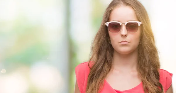Młoda Blondynka Kobieta Noszenia Różowe Okulary Wyrażeniem Pewnie Twarzy Inteligentne — Zdjęcie stockowe