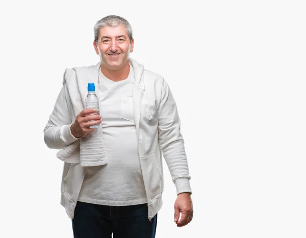 Hombre Mayor Guapo Entrenamiento Sosteniendo Toalla Botella Agua Sobre Fondo — Foto de Stock