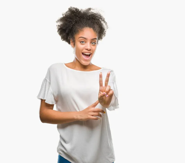 Jovem Afro Americana Sobre Fundo Isolado Sorrindo Com Rosto Feliz — Fotografia de Stock