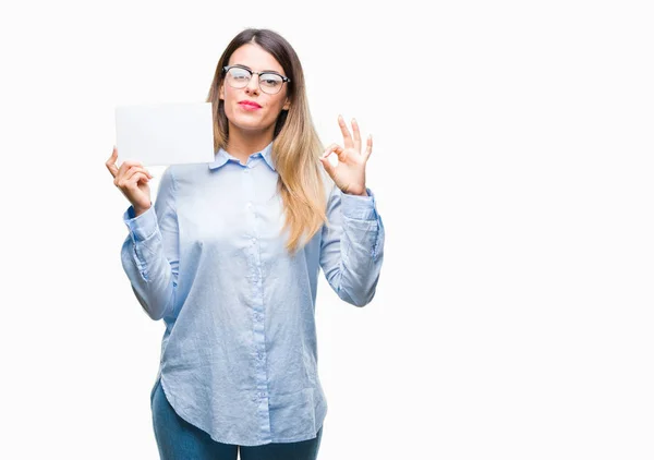 Jovem Mulher Negócios Bonita Segurando Cartão Branco Sobre Fundo Isolado — Fotografia de Stock