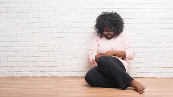 Mujer Afroamericana Joven Sentada Suelo Casa Con Mano Estómago Porque —  Fotos de Stock
