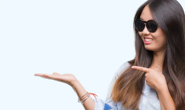 Mladá Asijská Žena Nosí Sluneční Brýle Izolované Pozadí Ohromil Usmívá — Stock fotografie