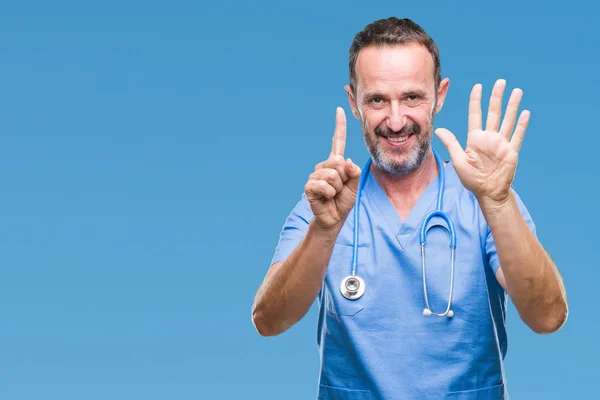 中年老医生男子穿医疗制服在孤立的背景显示和指向与手指数字六同时微笑自信和快乐 — 图库照片