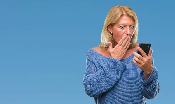 Blonde Frau Mittleren Alters Sendet Nachricht Mit Smartphone Über Isolierten — Stockfoto