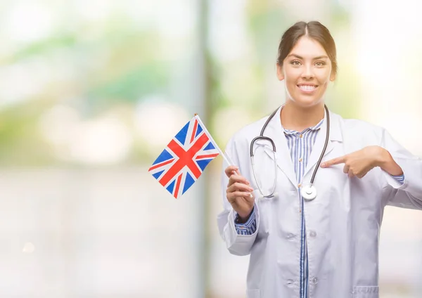 Jeune Médecin Hispanique Femme Tenant Drapeau Royaume Uni Avec Visage — Photo