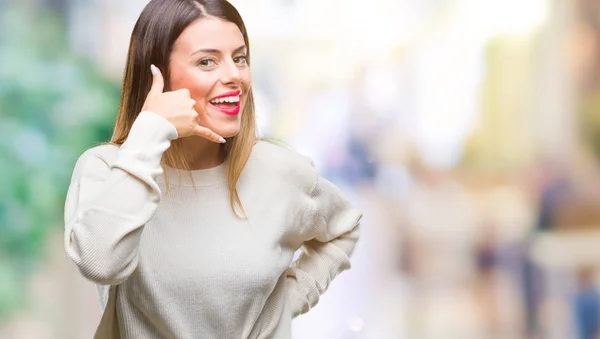 Jovem Bela Mulher Camisola Branca Casual Sobre Fundo Isolado Sorrindo — Fotografia de Stock