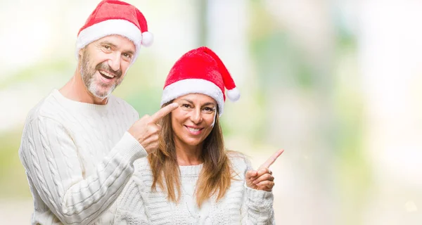 Coppia Ispanica Mezza Età Indossa Cappello Natale Sfondo Isolato Sorridente — Foto Stock