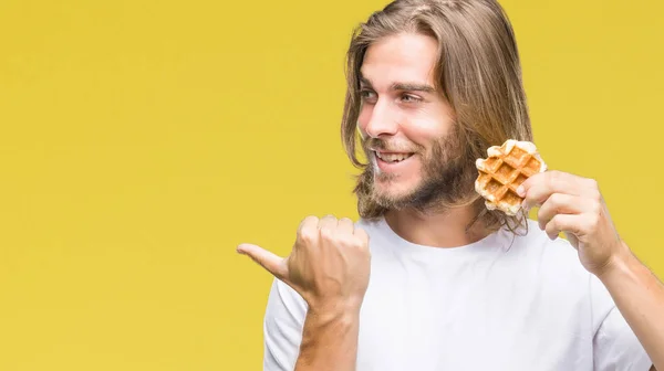 Giovane Bell Uomo Con Capelli Lunghi Sfondo Isolato Mangiare Waffle — Foto Stock