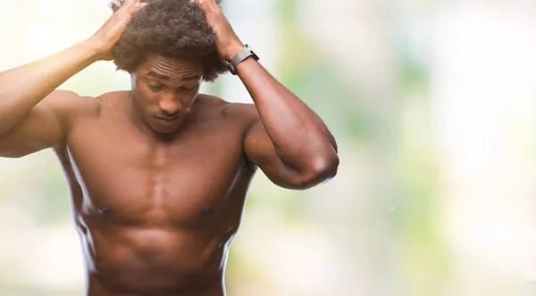 美国黑人裸体男子裸露的身体在孤立的背景下患有头痛绝望和压力 因为疼痛和偏头痛 手在头上 — 图库照片
