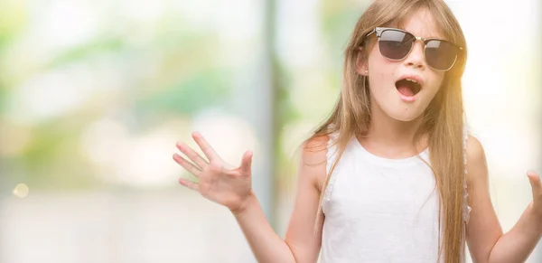 Jovem Criança Loira Usando Óculos Sol Muito Feliz Animado Expressão — Fotografia de Stock