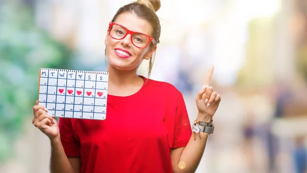 Giovane Bella Donna Che Tiene Calendario Mestruale Sfondo Isolato Molto — Foto Stock