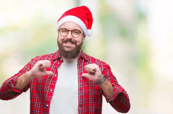 Young Caucasian Man Wearing Christmas Hat Isolated Background Looking Confident — Stock Photo, Image