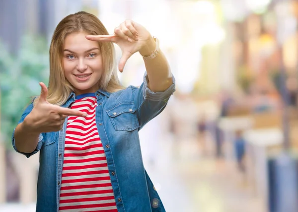 Mujer Joven Caucásica Sobre Fondo Aislado Sonriendo Haciendo Marco Con — Foto de Stock