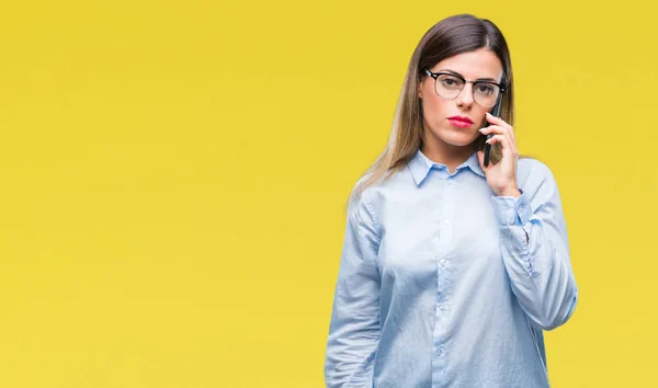 Jovem Bela Mulher Negócios Falando Chamando Usando Smartphone Sobre Fundo — Fotografia de Stock