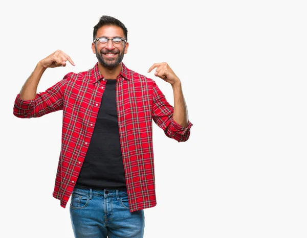Homem Hispânico Adulto Usando Óculos Sobre Fundo Isolado Olhando Confiante — Fotografia de Stock